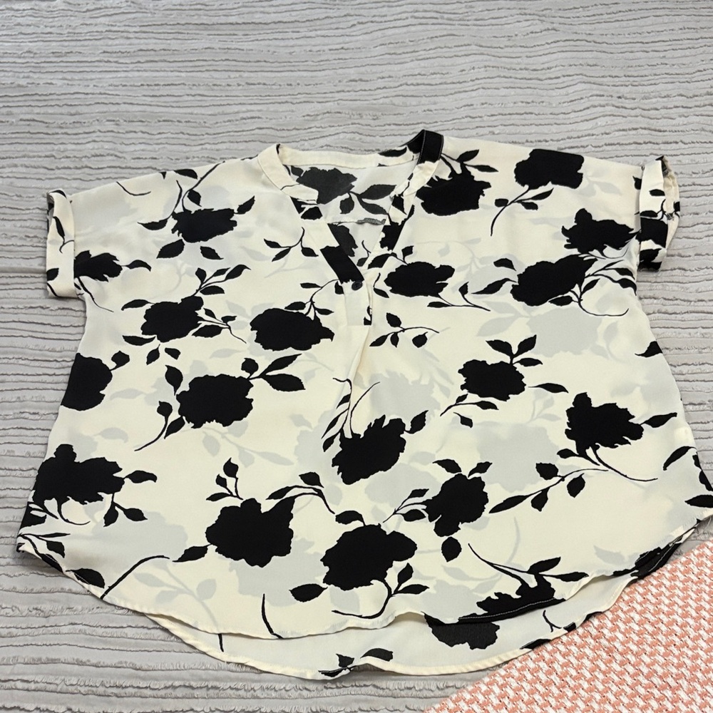 Trendy Boutique Black and Cream Floral Blouse